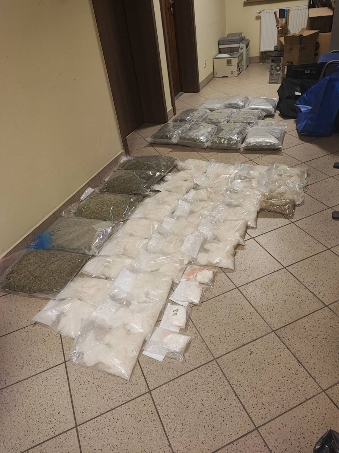 Policjanci obserwowali 34-latka i po kolei namierzali jego wspólników. Mieli aż 53 kilogramy różnych narkotyków