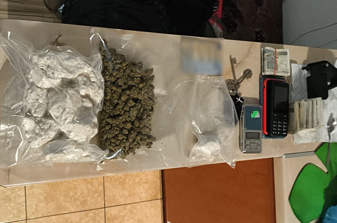 Policjanci obserwowali dom poszukiwanego. Zatrzymali go, gdy tylko się pojawił i znaleźli narkotyki