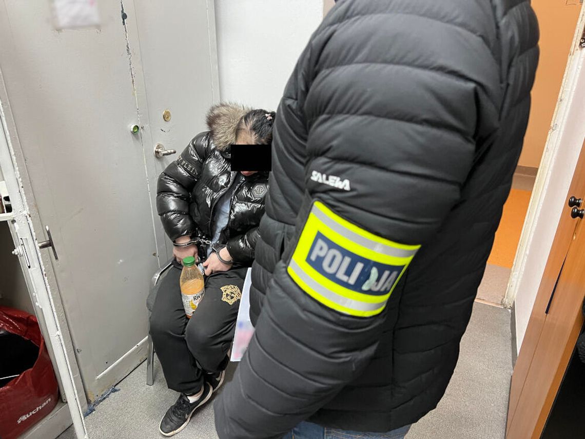 Policjanci obserwowali, jak oszukany staruszek przekazuje kobiecie torbę pełną pieniędzy. Od razu wkroczyli do akcji