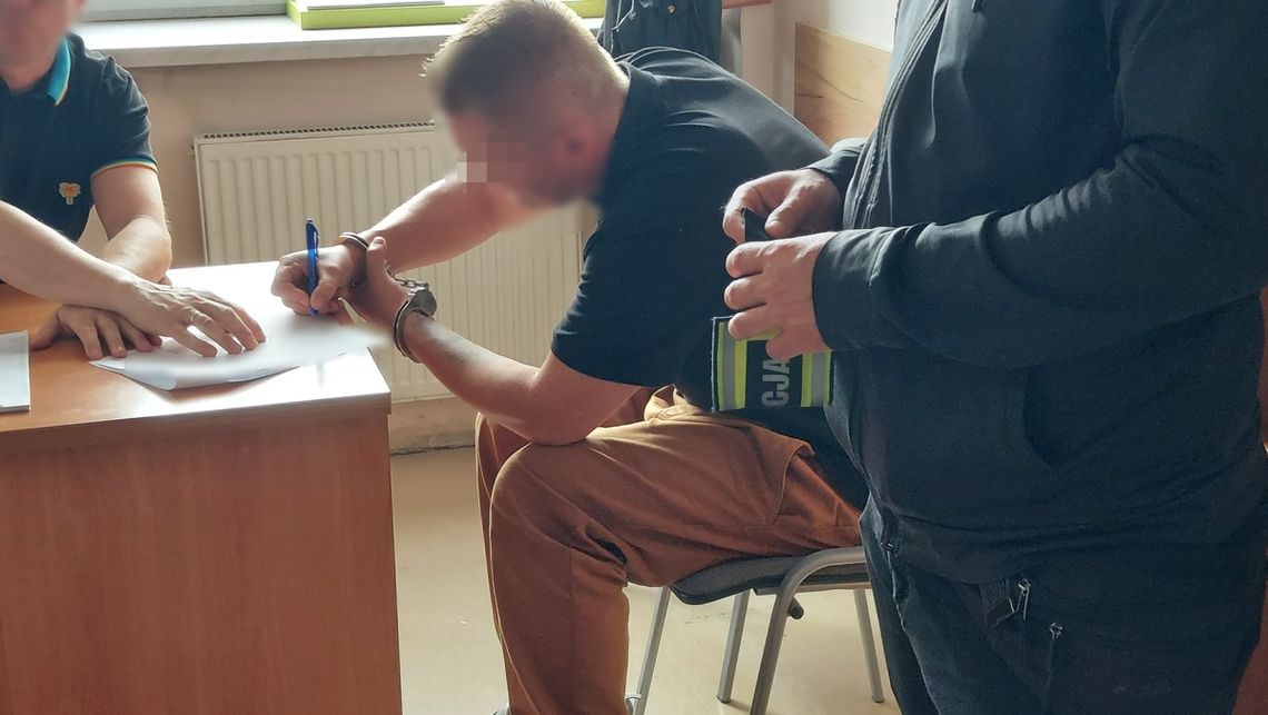 Policjanci obserwowali, jak wchodzi do auta kolegi i razem odjeżdżają. Obaj odpowiedzą za znaczną ilość narkotyków