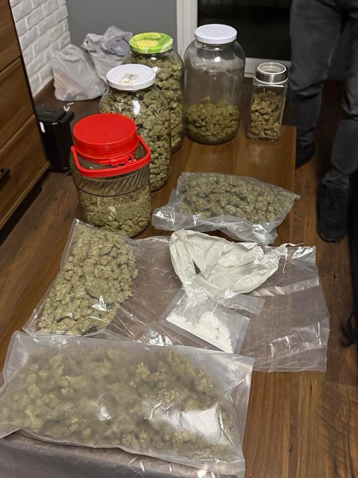 Policjanci od dłuższego czasu rozpracowywali dilerów. Wpadli, gdy spotkali się w samochodzie Policjanci od dłuższego czasu rozpracowywali dilerów. Wpadli, gdy spotkali się w samochodzie