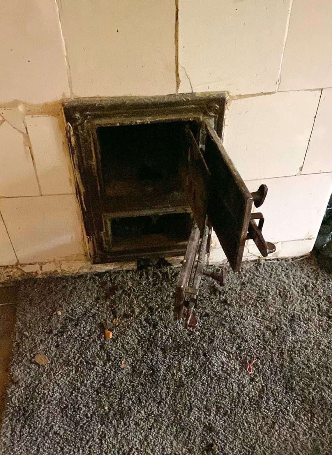 Policjanci odkryli dziuplę narkotykową w pustostanie. Towar był ukryty wewnątrz pieca kaflowego