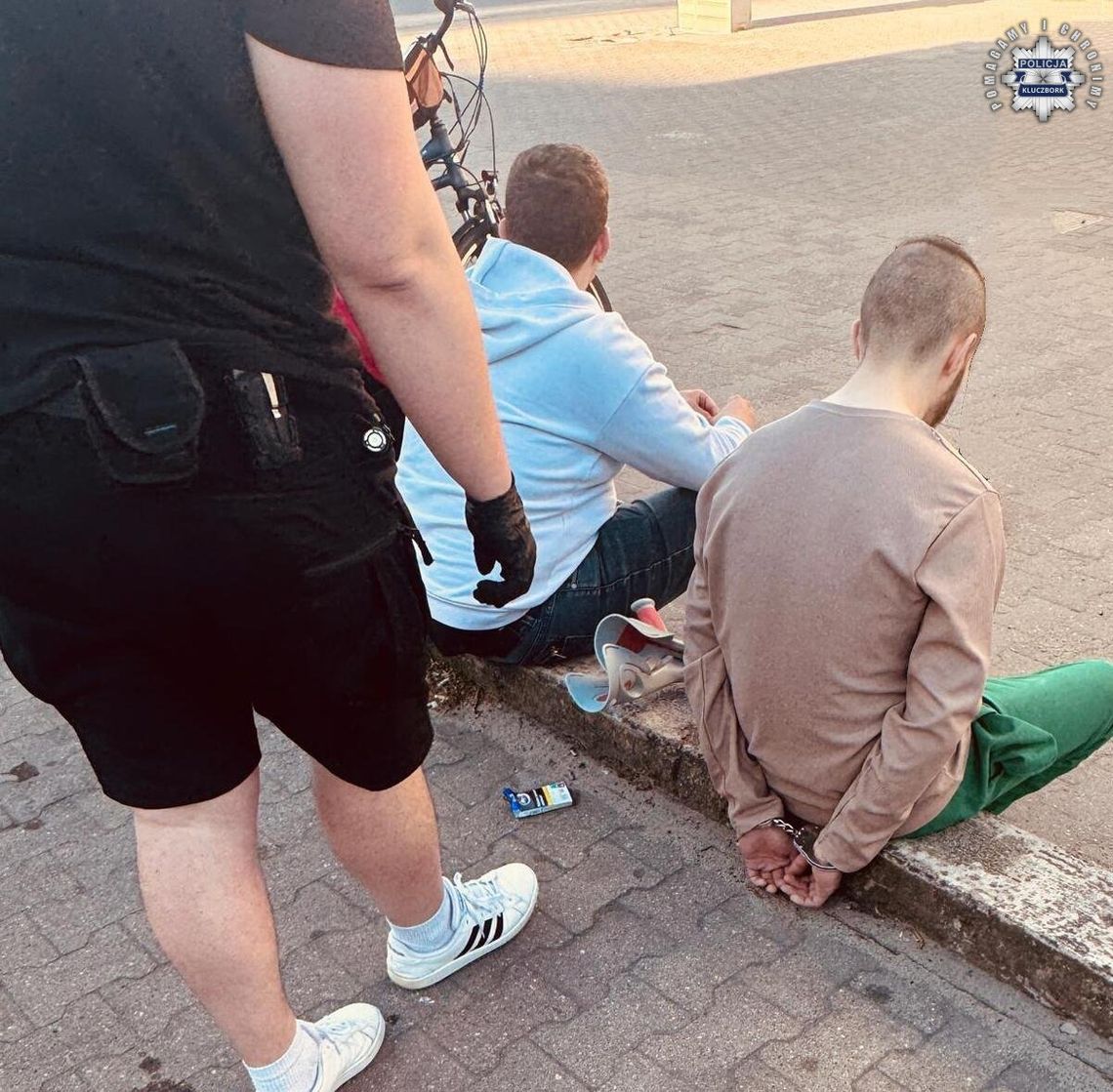Policjanci patrolujący miasto poczuli zapach marihuany. Chwilę później zatrzymali 19-latka