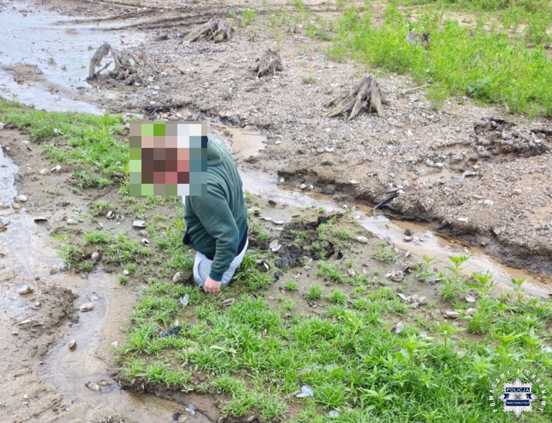 Policjanci patrolujący zalew zauważyli mężczyznę do połowy wciągniętego przez błoto. Nie mógł się ruszyć Policjanci patrolujący zalew zauważyli mężczyznę do połowy wciągniętego przez błoto. Nie mógł się ruszyć