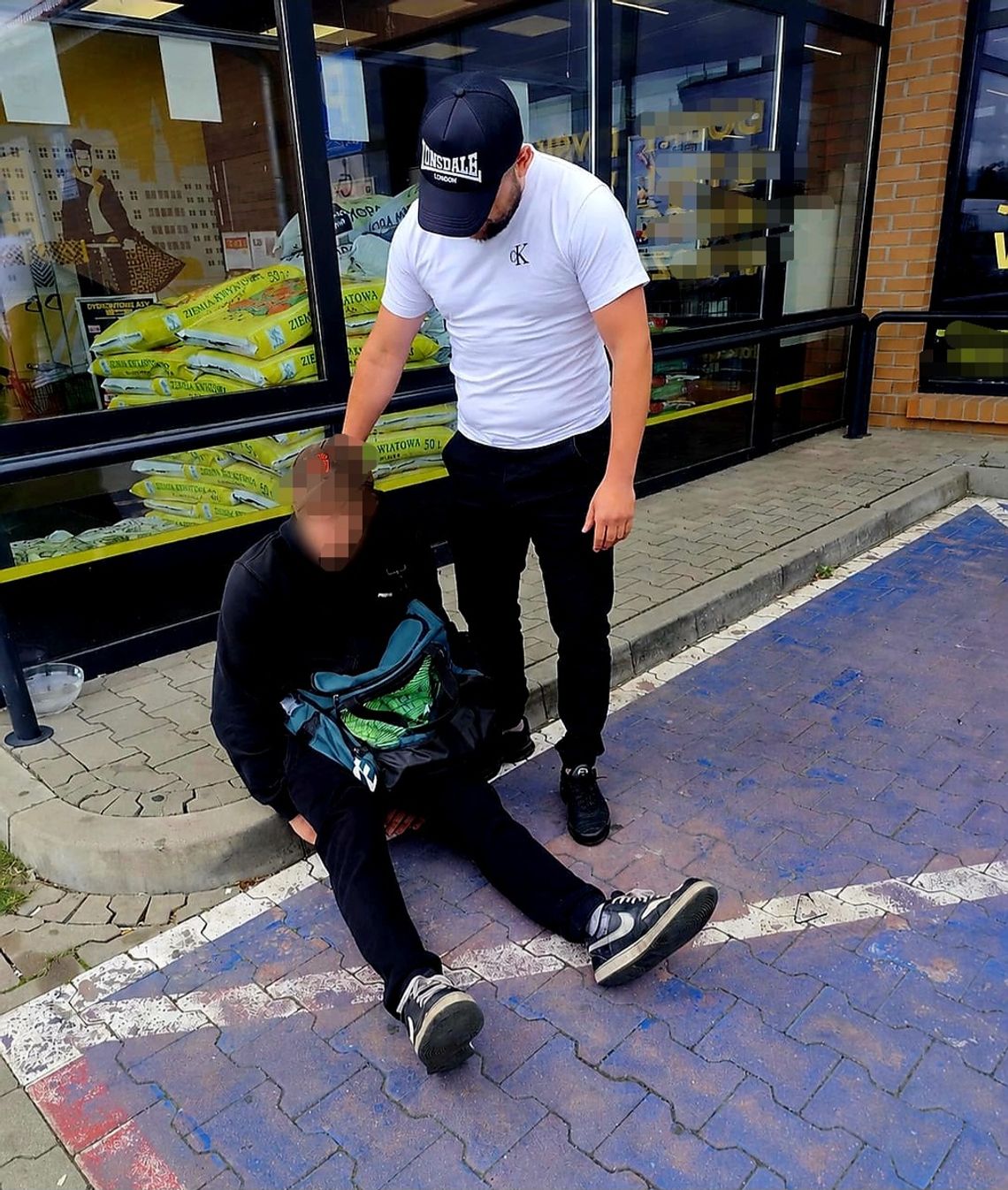 Policjanci po służbie usłyszeli wołanie o pomoc, a potem ruszyli w pościg. Złodziej został zatrzymany Policjanci po służbie usłyszeli wołanie o pomoc, a potem ruszyli w pościg. Złodziej został zatrzymany