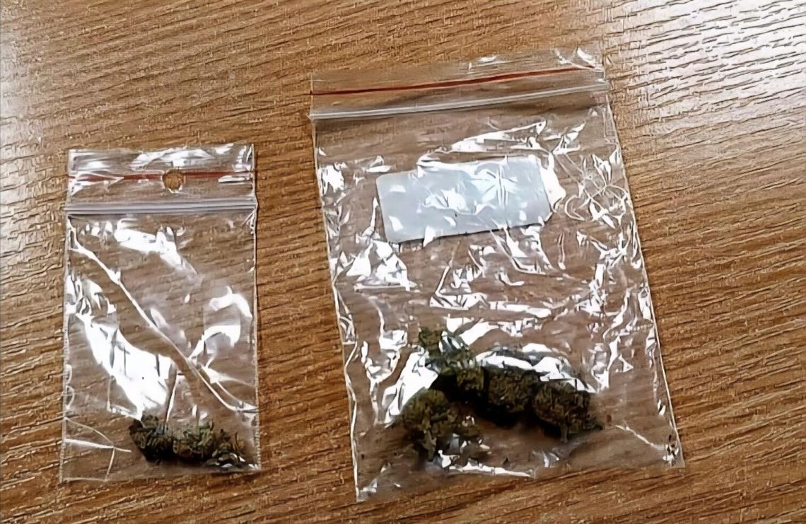 Policjanci podejrzewali, że może mieć zioło w kieszeni i się nie pomylili. 17-latek zatrzymany przed sklepem