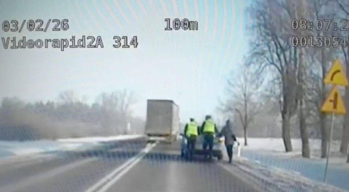 Policjanci pomogli małżeństwu, którego auto zepsuło się w niebezpiecznym miejscu. Razem zepchnęli je z drogi