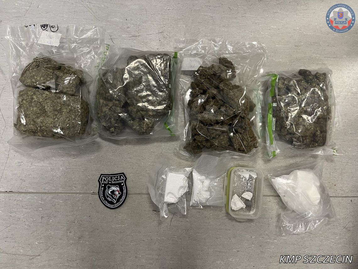 Policjanci przechwycili ponad 2,5 kilograma narkotyków. Diler wpadł we własnym mieszkaniu Policjanci przechwycili ponad 2,5 kilograma narkotyków. Diler wpadł we własnym mieszkaniu