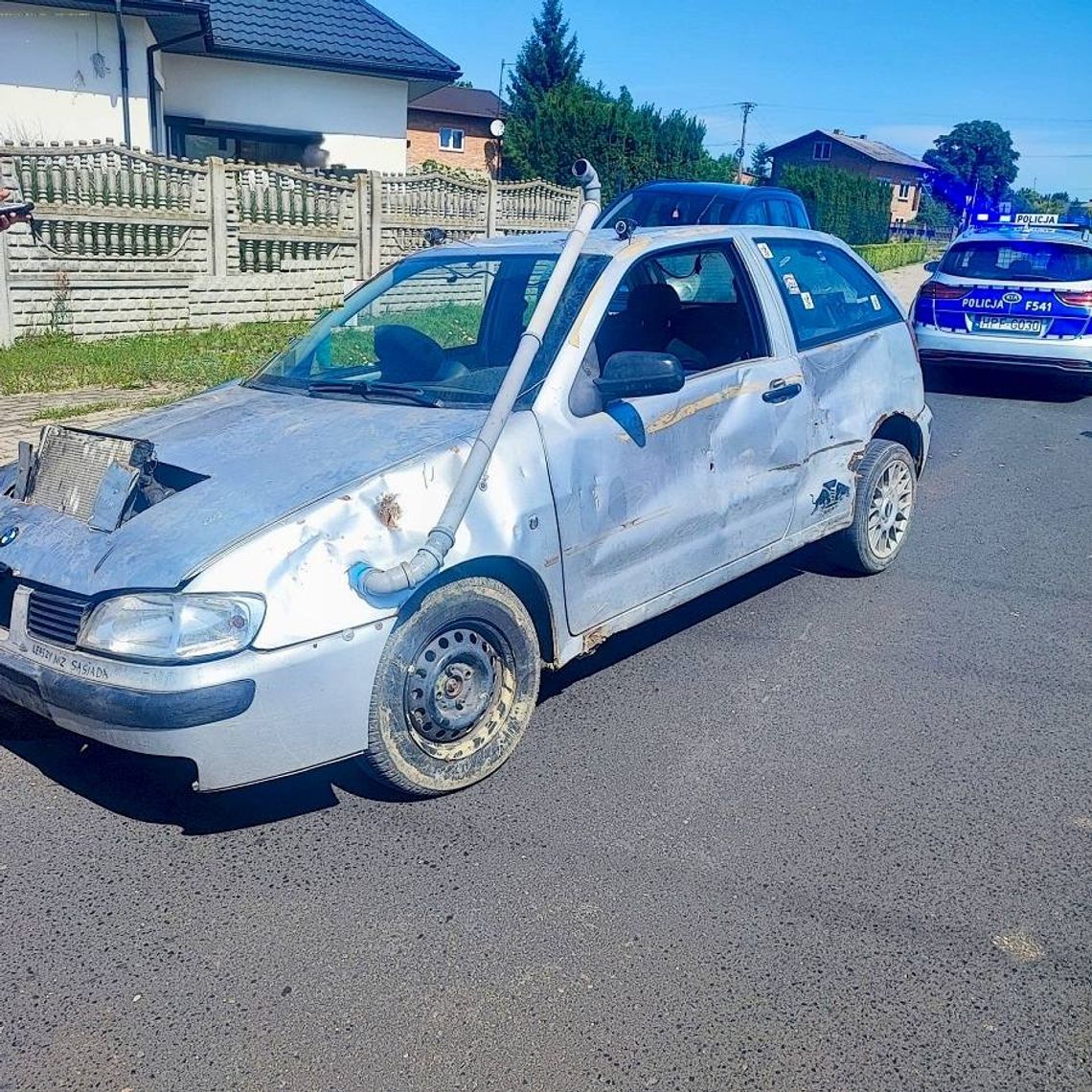 Policjanci przecierali oczy ze zdumienia. Auto wyglądało jak po wojnie, a on wyjechał nim na drogę