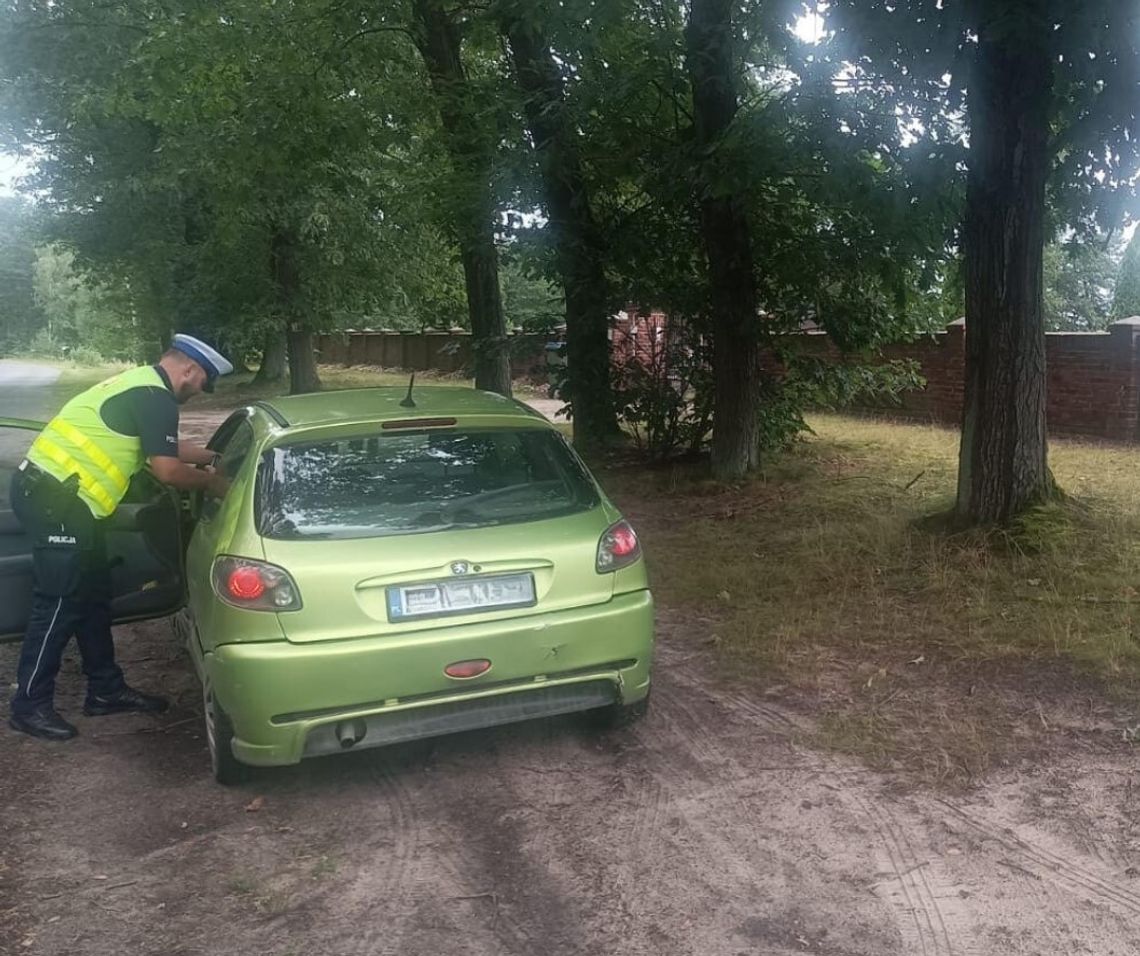 Policjanci przecierali oczy ze zdumienia. Kierowca peugeota wydmuchał blisko 5 promili