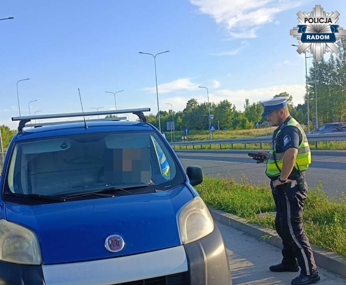 Policjanci przecierali oczy ze zdumienia. Pasażer fiata zamiast w fotelu siedział... na pniu Policjanci przecierali oczy ze zdumienia. Pasażer fiata zamiast w fotelu siedział... na pniu