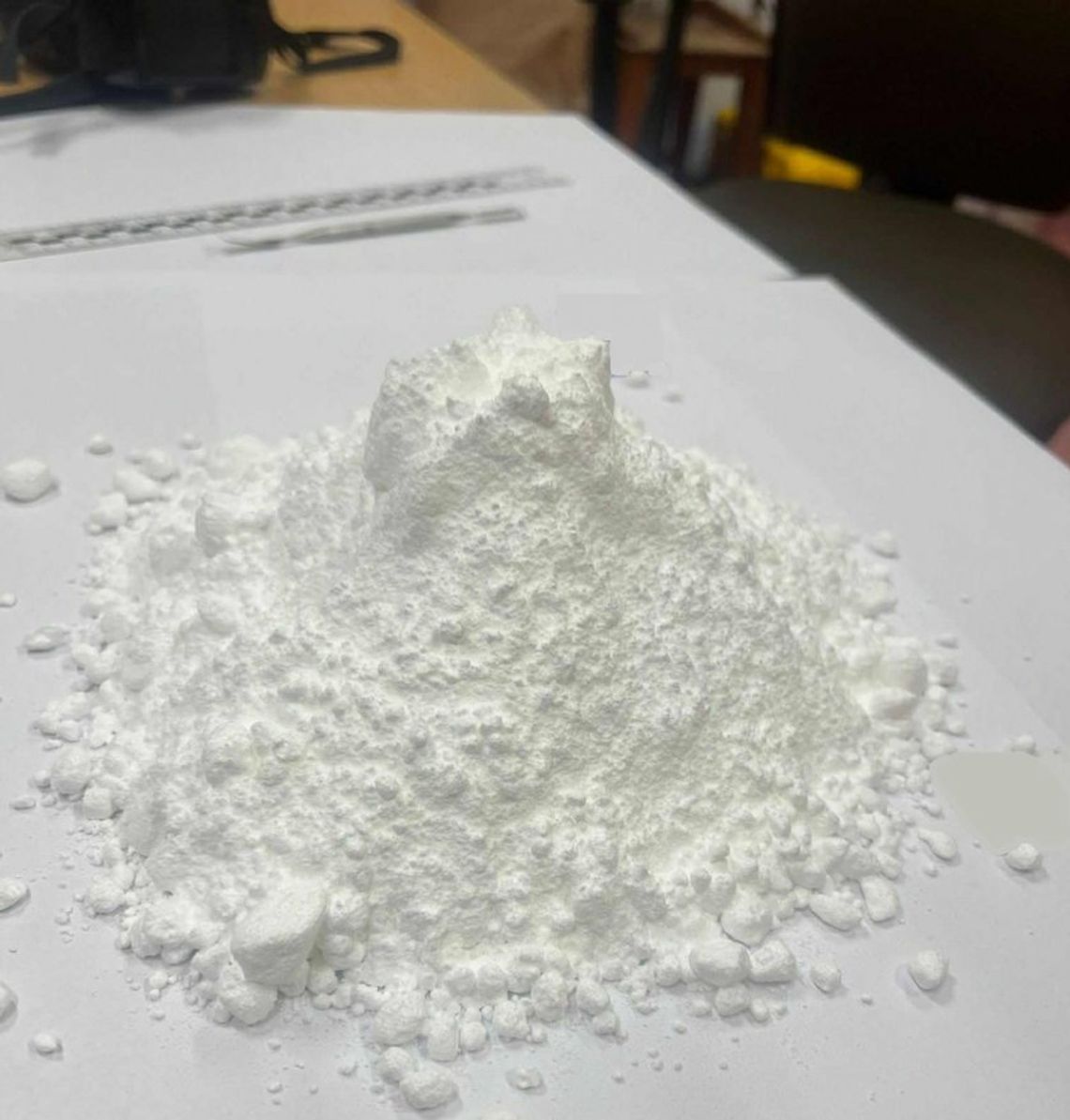 Policjanci przejęli 200 gramów nowego narkotyku o nazwie NEP. Do sprawy zatrzymano 60-letnią kobietę Policjanci przejęli 200 gramów nowego narkotyku o nazwie NEP. Do sprawy zatrzymano 60-letnią kobietę