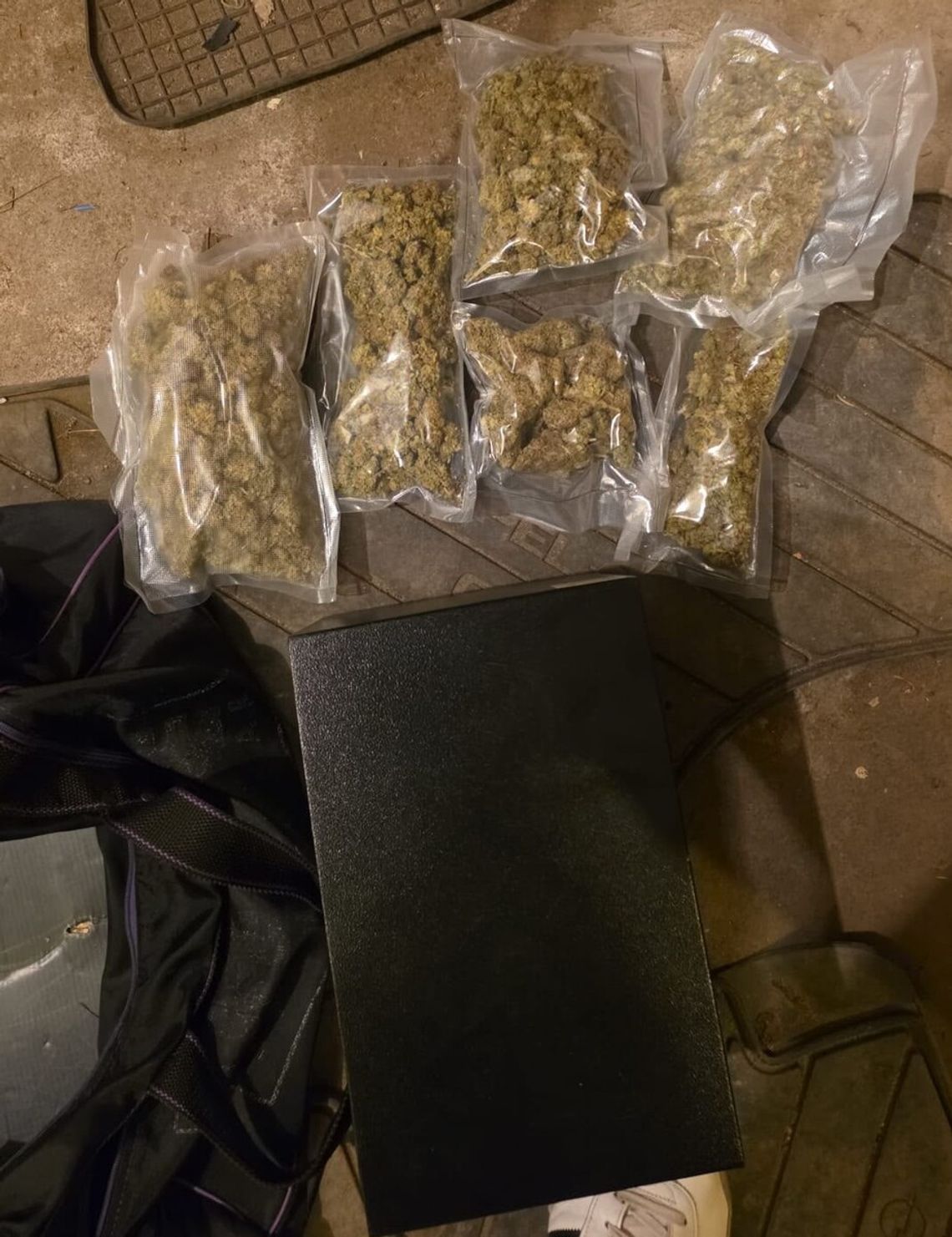 Policjanci przejęli blisko 2,5 kg narkotyków. Trzech podejrzanych w areszcie