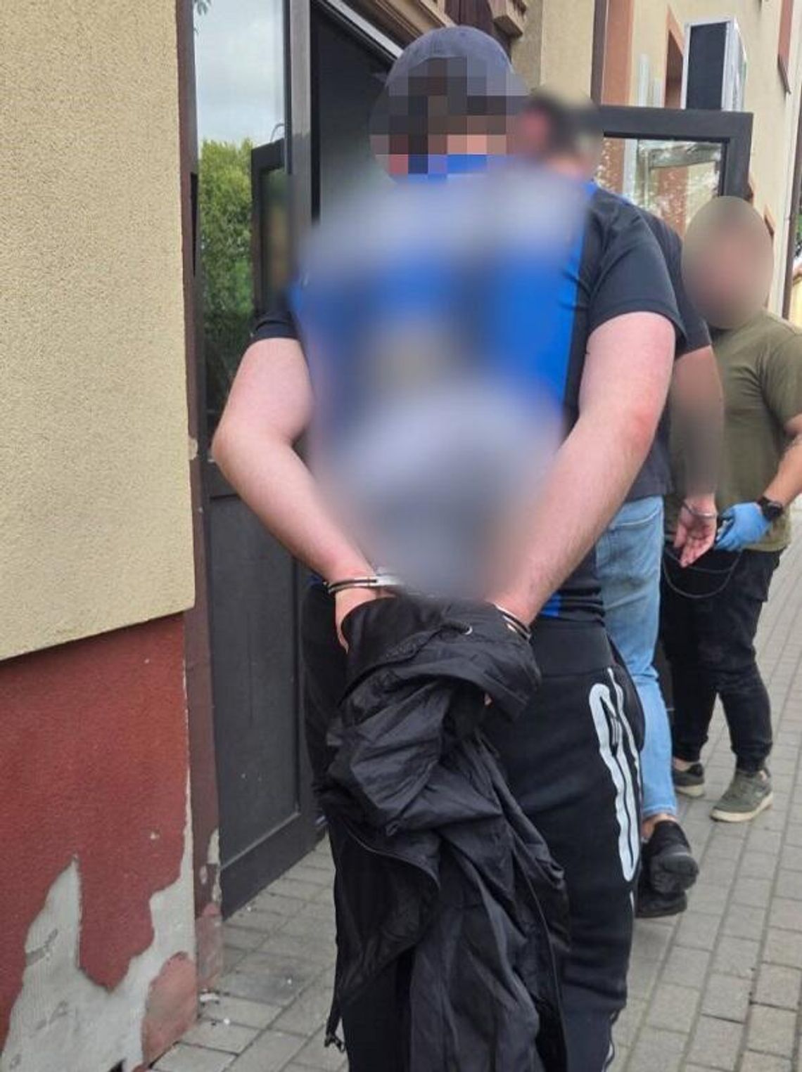Policjanci przerwali karierę młodego dilera. Towar trzymał w wiadrze po farbie Policjanci przerwali karierę młodego dilera. Towar trzymał w wiadrze po farbie