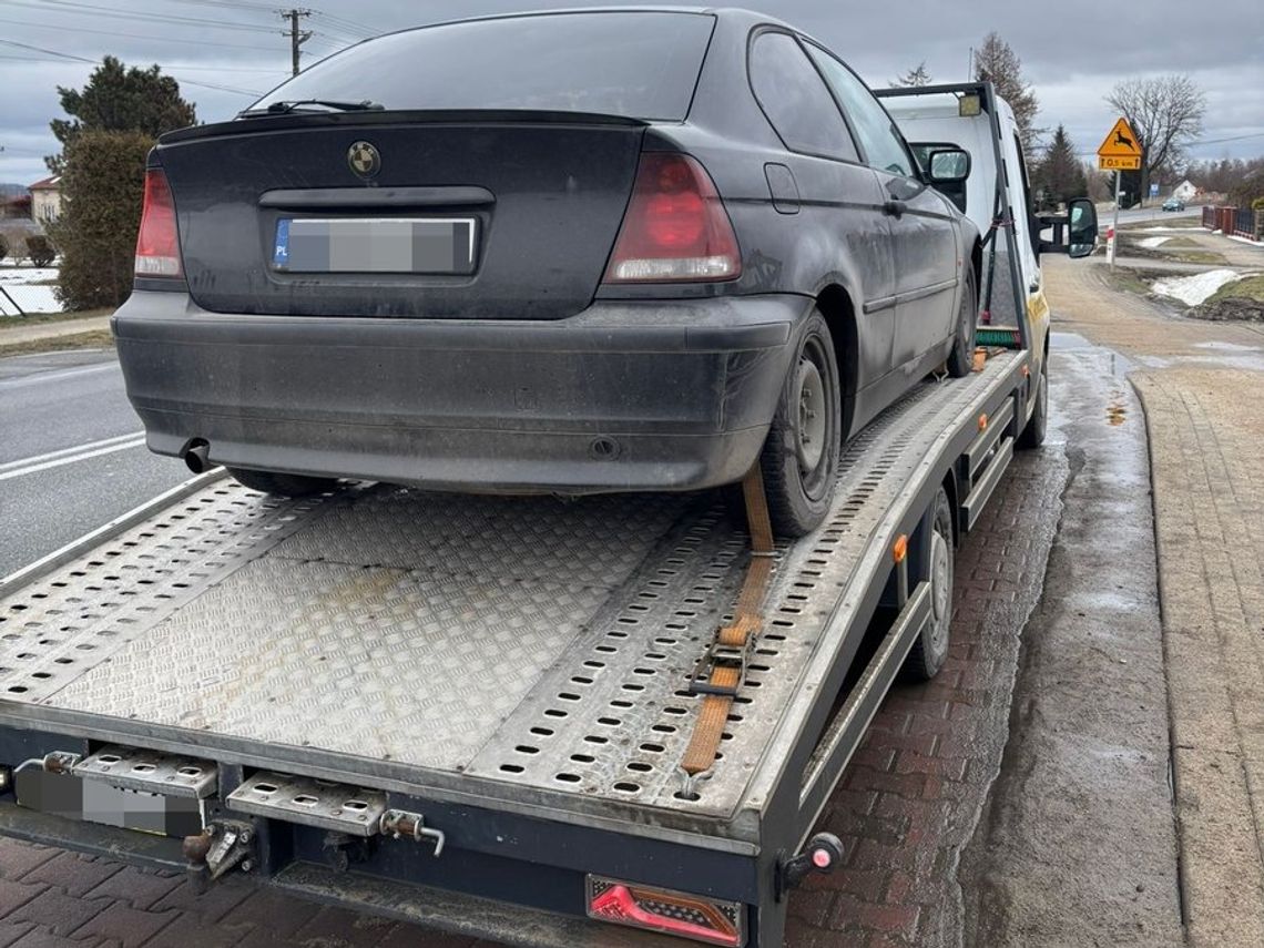 Policjanci przerwali rajd beemką. Kierowca miał w organizmie marihuanę. Auto trafiło na lawetę