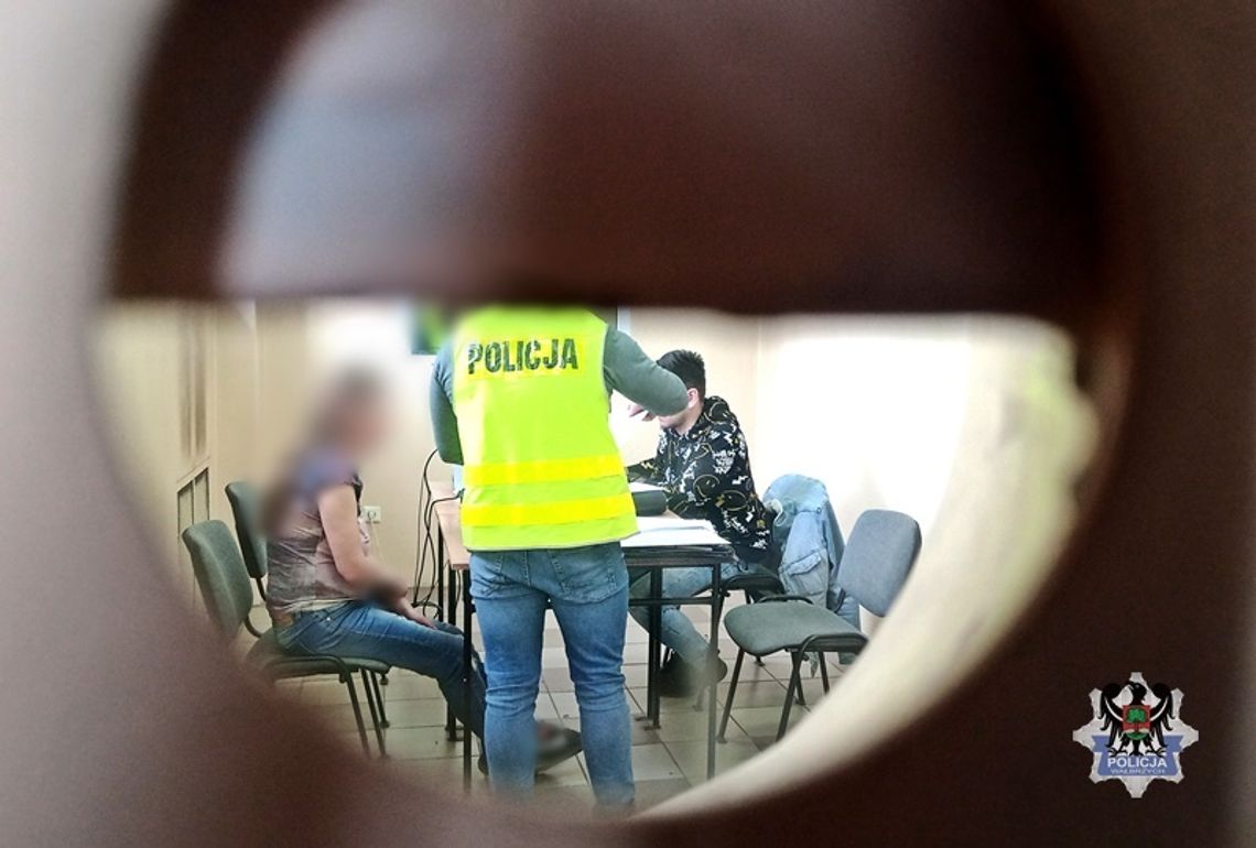 Policjanci przerwali rodzinny biznes. Matka i syn zatrzymani z amfetaminą i marihuaną [FOTO]