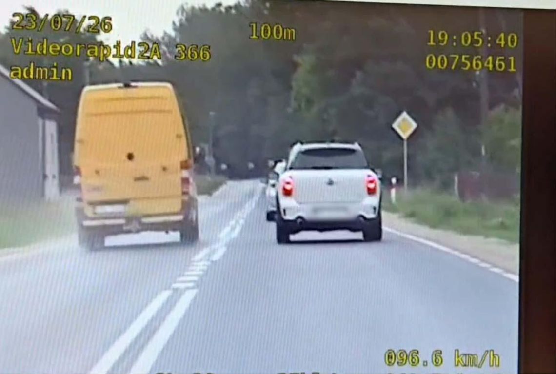 Policjanci przerwali szaleńczy rajd kierowcy dostawczaka. Dostał 46 punktów Policjanci przerwali szaleńczy rajd kierowcy dostawczaka. Dostał 46 punktów