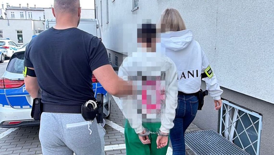 Policjanci przeszukali mieszkanie. 17-latka przez kilka godzin leżała za łóżkiem Policjanci przeszukali mieszkanie. 17-latka przez kilka godzin leżała za łóżkiem