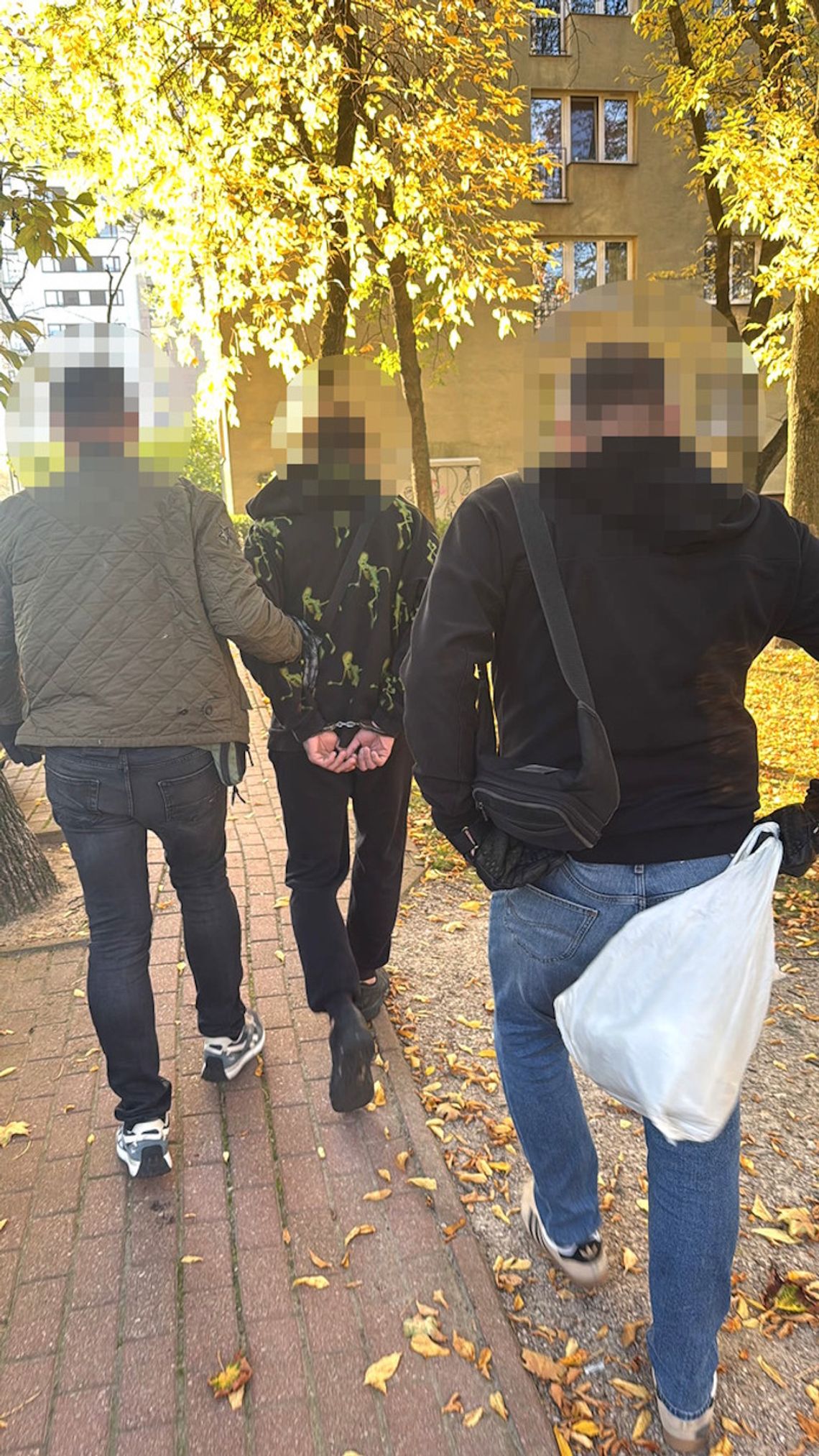 Policjanci przyszli po poszukiwanego 20-latka. W desperacji wyrzucił przez okno reklamówkę z ziołem Policjanci przyszli po poszukiwanego 20-latka. W desperacji wyrzucił przez okno reklamówkę z ziołem