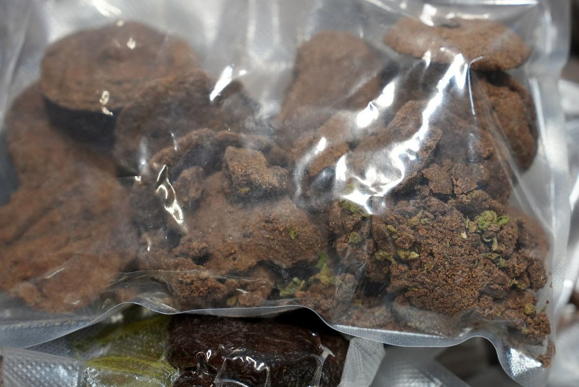 Policjanci rozbili gang dilerów specjalizujących się w produkcji i sprzedaży ciastek z marihuaną [FOTO]