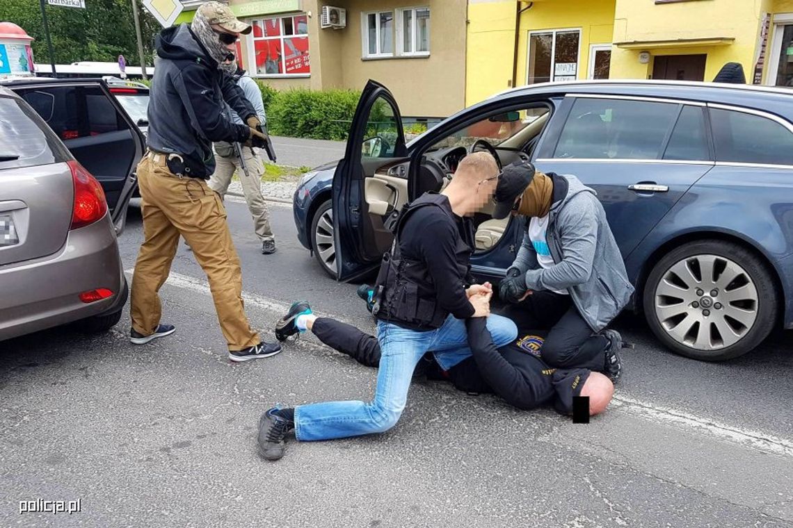 Policjanci rozbili gang sutenerów. Wszyscy byli pseudokibicami. FOTO. WIDEO