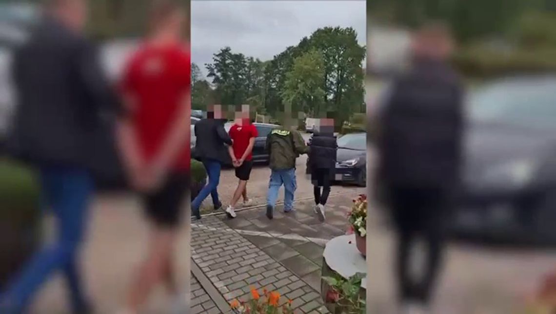 Policjanci rozbili szajkę włamywaczy. Znaleźli w ich mieszkaniu sporo sprzętu i narkotyki Policjanci rozbili szajkę włamywaczy. Znaleźli w ich mieszkaniu sporo sprzętu i narkotyki