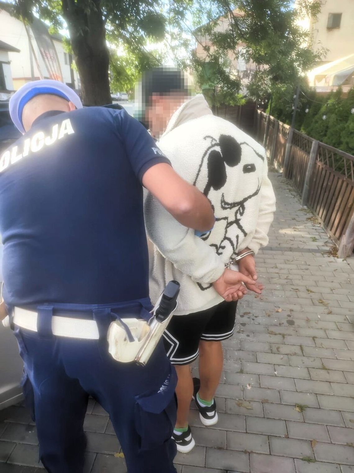 Policjanci rozpoznali auto poszukiwanych złodziei. Trzej Rumuni zatrzymani w niesprawnym Audi Policjanci rozpoznali auto poszukiwanych złodziei. Trzej Rumuni zatrzymani w niesprawnym Audi