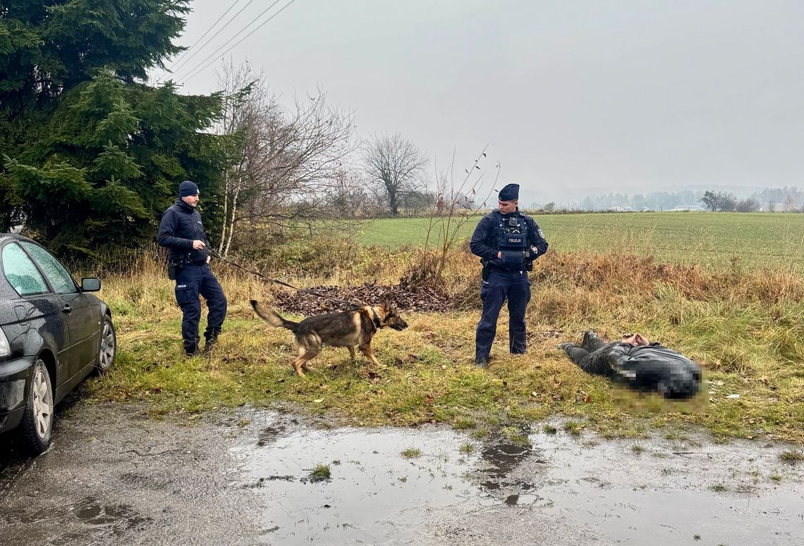 Policjanci ścigali BMW. Kierowca porzucił auto przy lesie i wraz z pasażerami wbiegł między drzewa