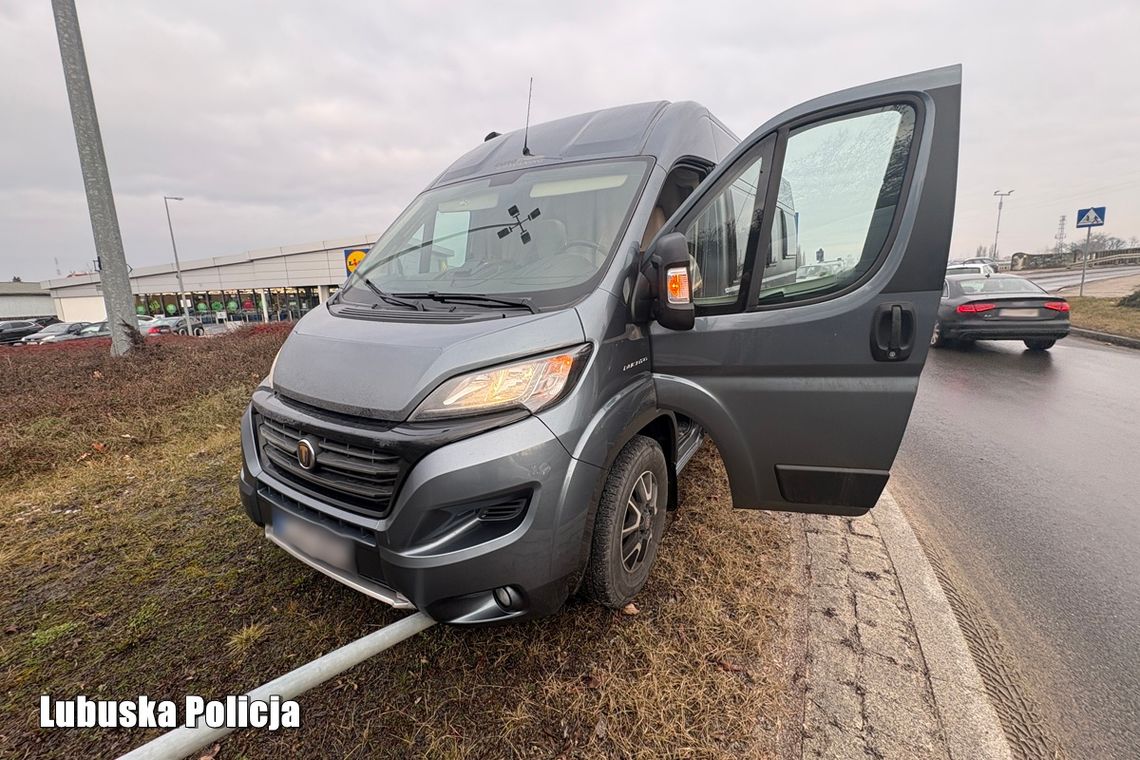 Policjanci ścigali kradzionego kampera. Skończyło się kraksą na rondzie