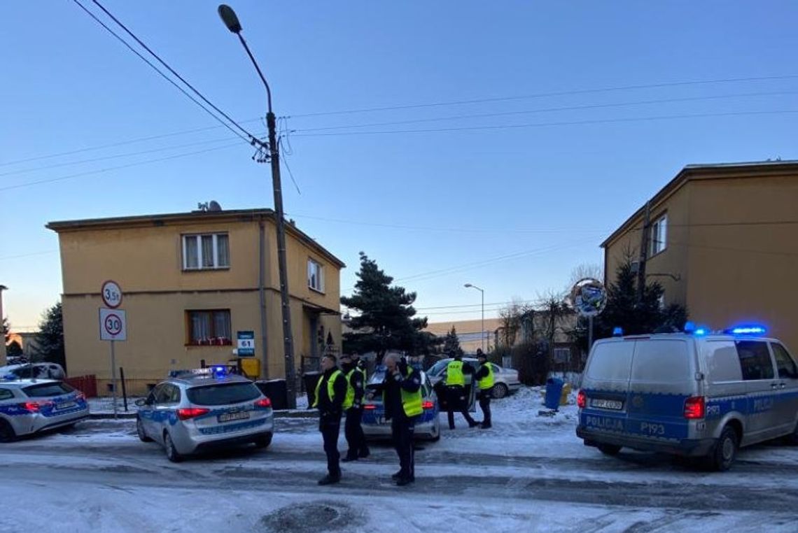 Policjanci ścigali naćpanego kierowcę. Był poszukiwany, a w aucie miał narkotyki