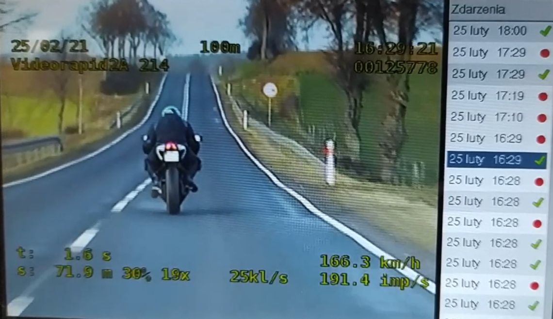 Policjanci ścigali pirata na motorze. Miał tak głośną muzę, że nie słyszał sygnałów [WIDEO]