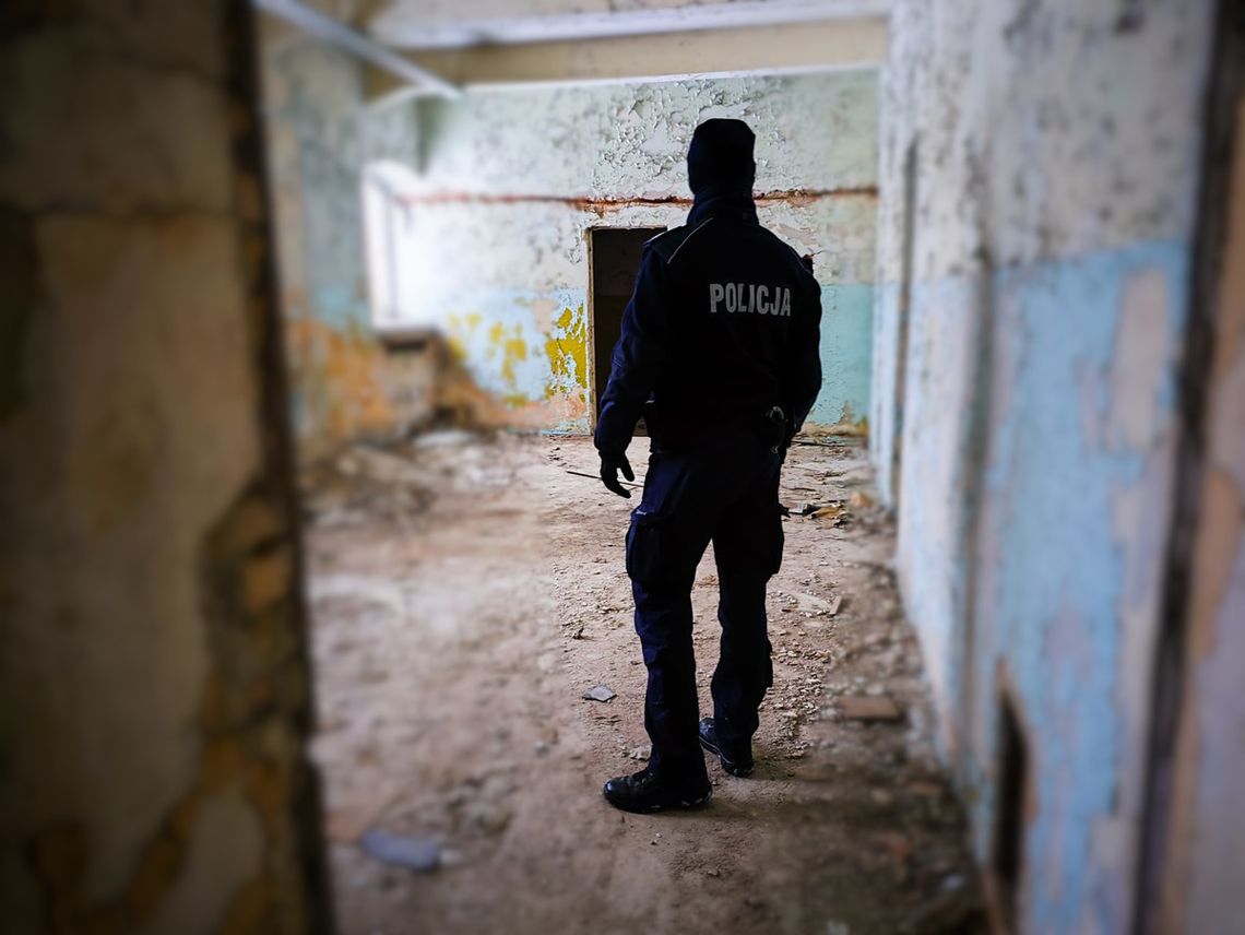 Policjanci sprawdzali pustostan, zatrzymali 14-latka z marihuaną. Chował się tam razem z kolegami Policjanci sprawdzali pustostan, zatrzymali 14-latka z marihuaną. Chował się tam razem z kolegami