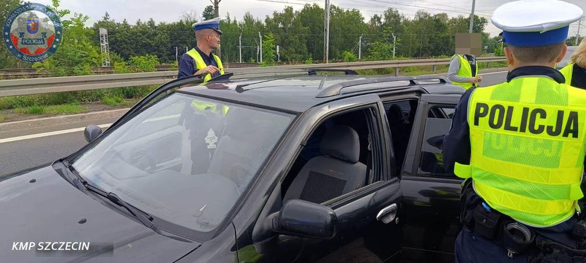 Policjanci sprawdzali trzeźwość, zatrzymali auto z sześcioma emigrantami w bagażniku