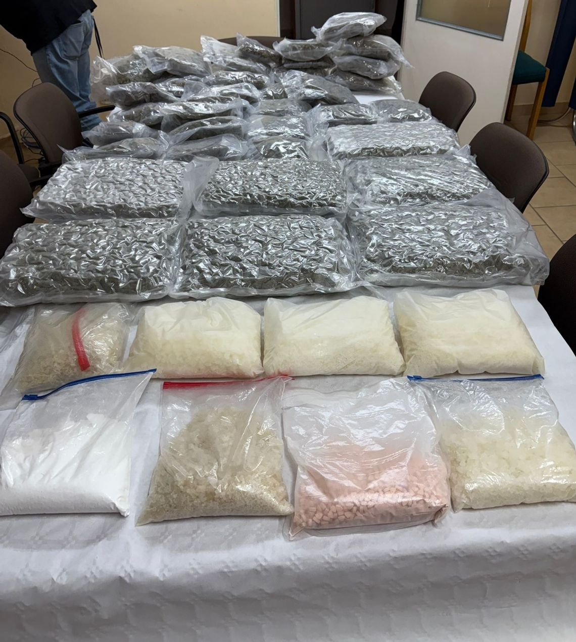 Policjanci uderzyli w dilerów. Przejęli ponad 65 kilogramów różnych narkotyków wartych ogromne pieniądze Policjanci uderzyli w dilerów. Przejęli ponad 65 kilogramów różnych narkotyków wartych ogromne pieniądze