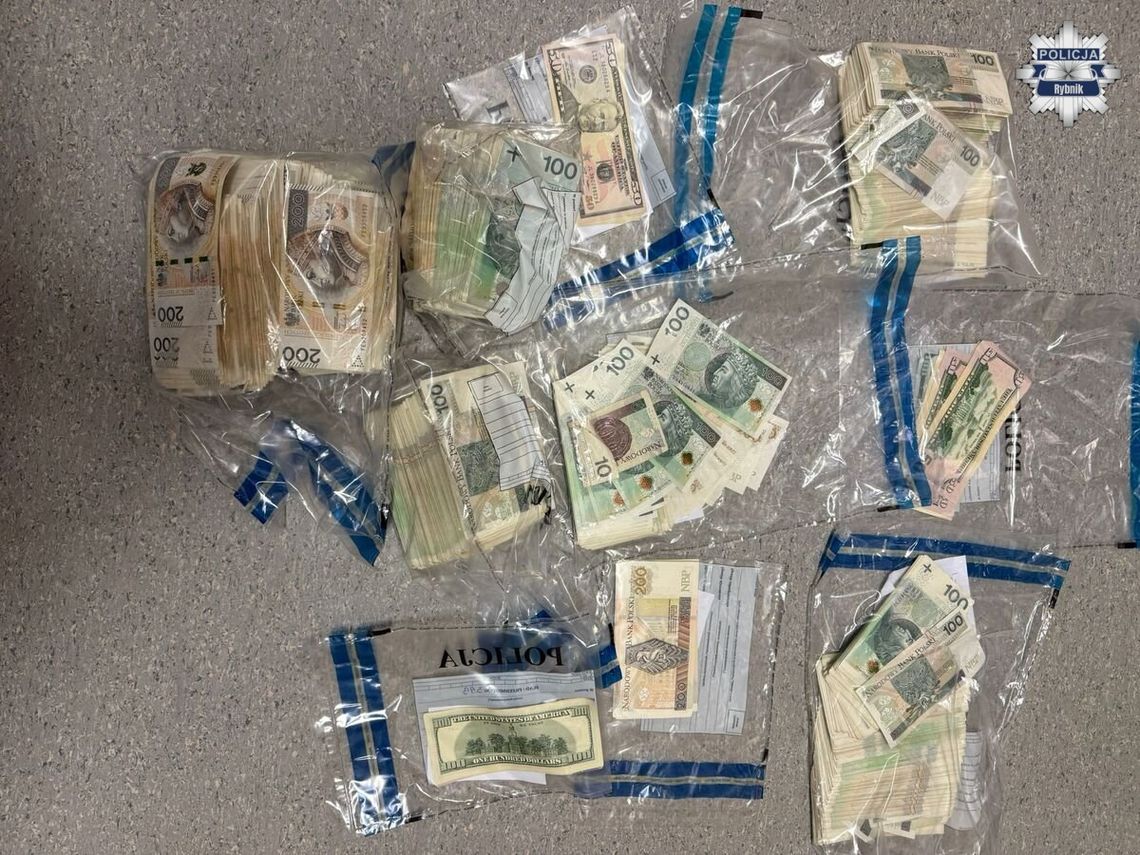 Policjanci uderzyli w oszustów i przejęli wyłudzone pieniądze. Prawie ćwierć miliona w gotówce