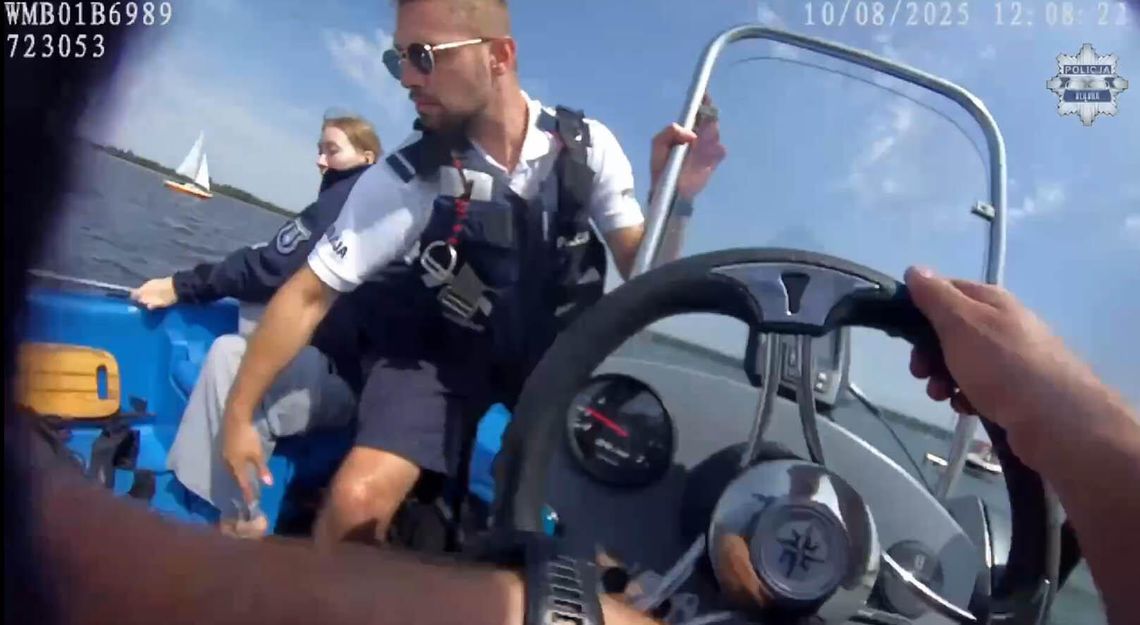 Policjanci uratowali cztery osoby z przewróconej łodzi. Nie byli w stanie sami dotrzeć na brzeg