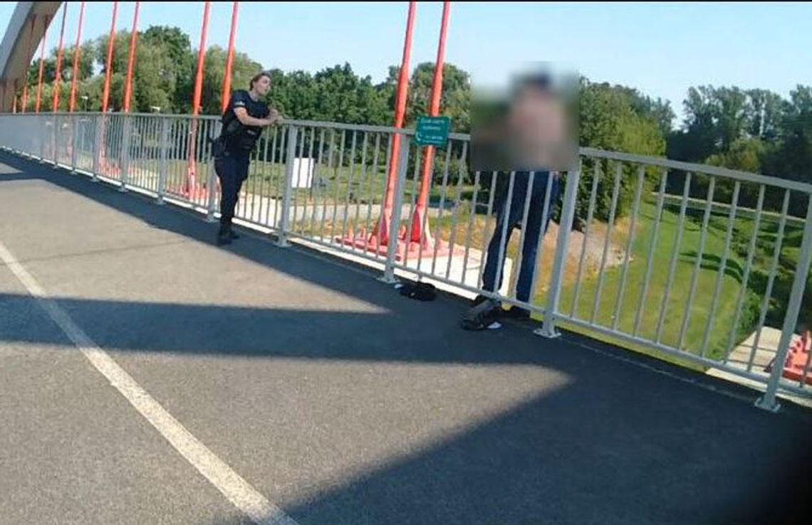 Policjanci uratowali mężczyznę, który stał już za barierkami mostu. Udało im się go złapać Policjanci uratowali mężczyznę, który stał już za barierkami mostu. Udało im się go złapać