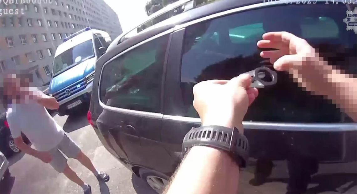 Policjanci uratowali mężczyznę uwięzionego w rozgrzanym samochodzie. Konieczne było wybicie szyby