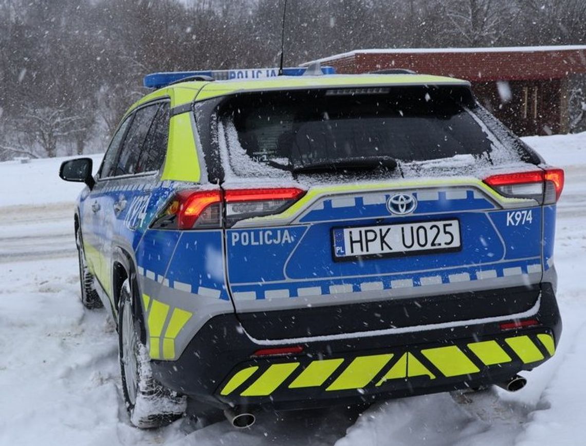Policjanci uratowali przemarzniętego 15-latka, który leżał w zaspie. Chłopiec miał blisko 2 promile