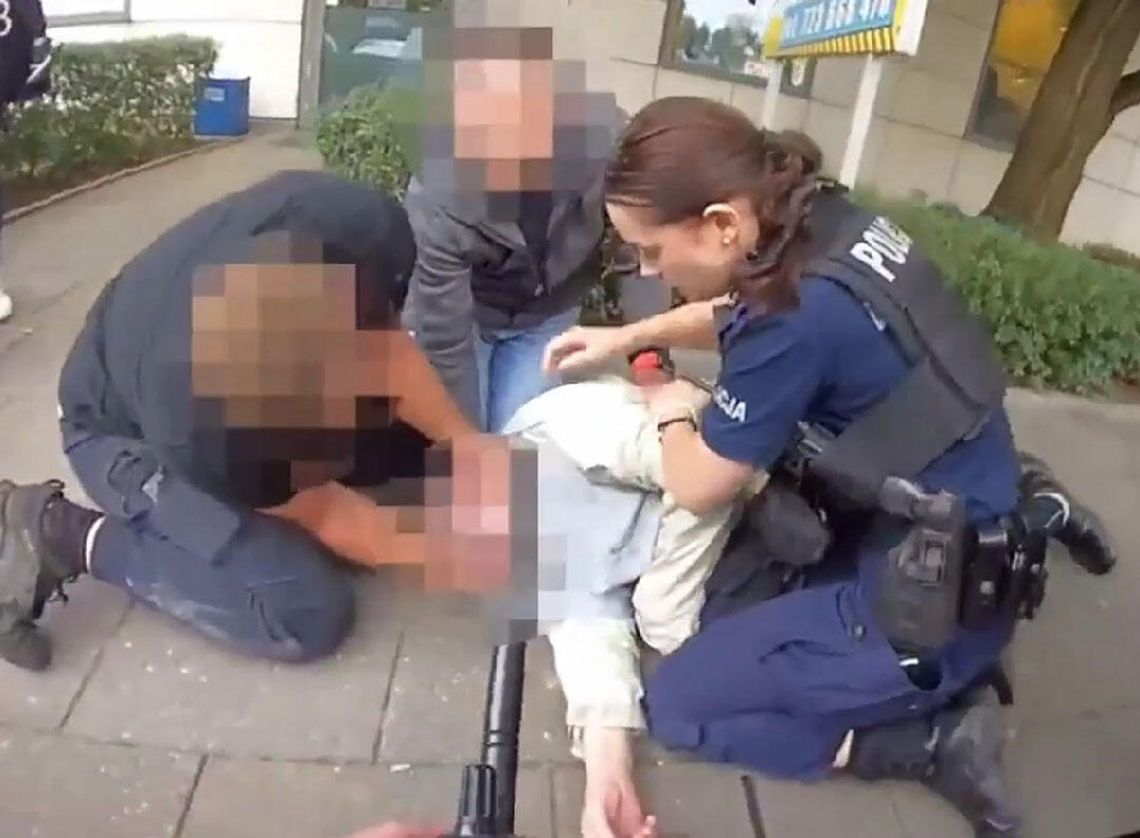 Policjanci uratowali życie mężczyzny, który zasłabł na ulicy. Konieczna była reanimacja Policjanci uratowali życie mężczyzny, który zasłabł na ulicy. Konieczna była reanimacja