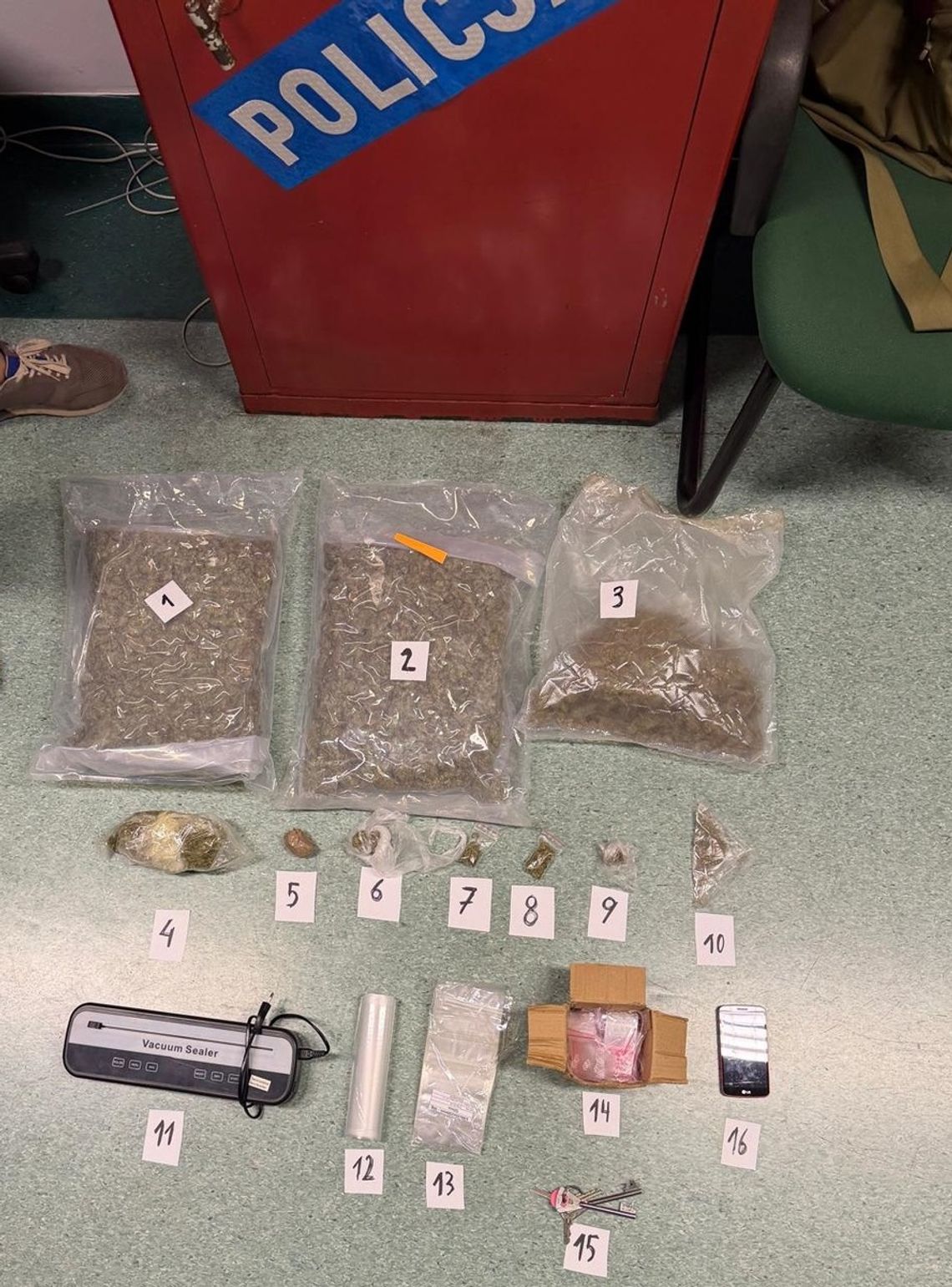 Policjanci urządzili zasadzkę przy garażu. 41-letni diler zatrzymany z blisko 2,5 kg narkotyków