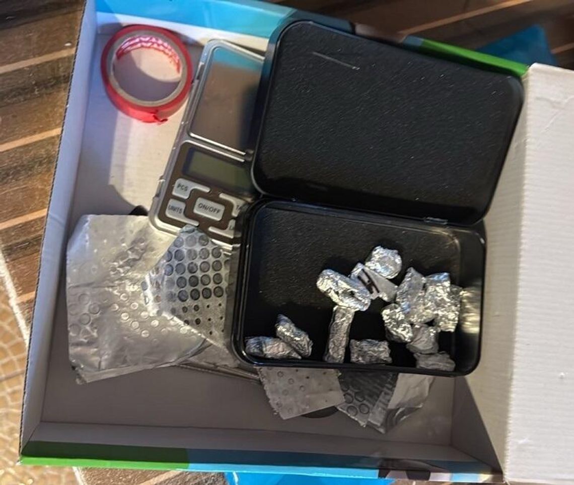 Policjanci w jednym czasie weszli do dwóch mieszkań. 32 i 27-latek zatrzymani z narkotykami