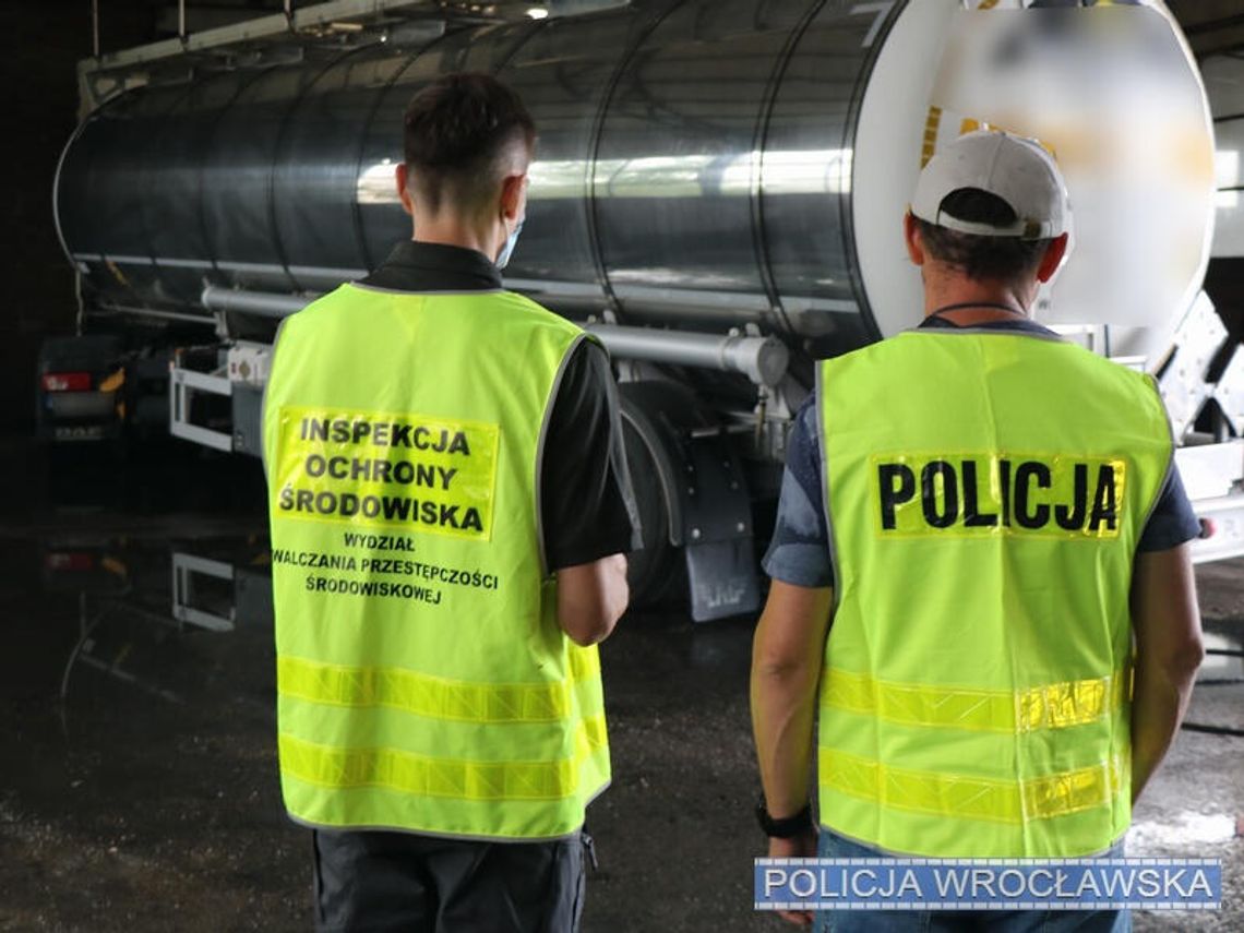 Policjanci w nielegalnej myjni samochodowej. Chemikalia z cystern trafiały do studzienek [ZDJĘCIA]