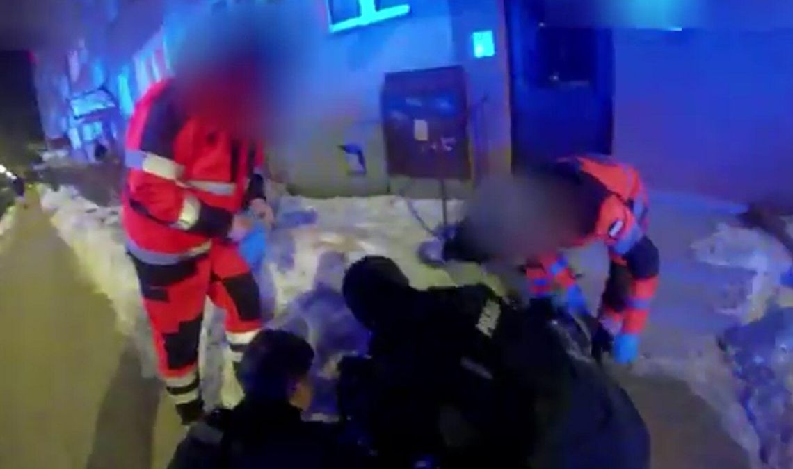 Policjanci walczyli o życie kobiety, która straciła przytomność przed blokiem Policjanci walczyli o życie kobiety, która straciła przytomność przed blokiem