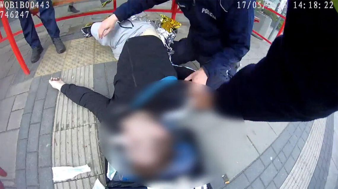 Policjanci walczyli o życie młodego mężczyzny. Był nieprzytomny i nie oddychał. Akcja ratunkowa na przystanku