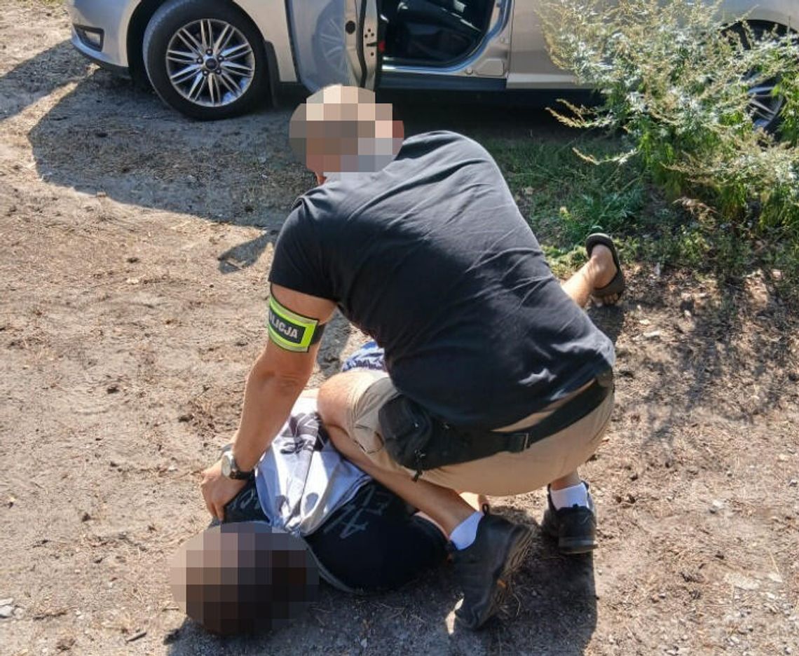 Policjanci weszli do magazynu. Znaleźli 4 kg narkotyków i ponad 300 tysięcy w gotówce [ZDJĘCIA]