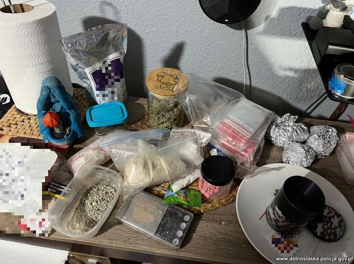 Policjanci weszli do mieszkania dilera. Miał dużo różnych narkotyków, wagę i zapas woreczków strunowych Policjanci weszli do mieszkania dilera. Miał dużo różnych narkotyków, wagę i zapas woreczków strunowych