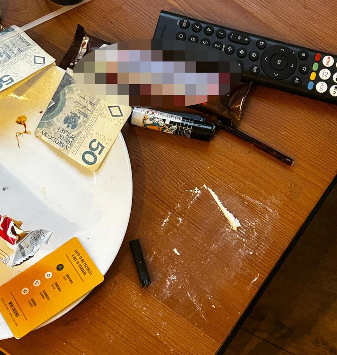 Policjanci weszli do mieszkania w środku imprezy. 22-latek przyznał, że częstował ludzi narkotykami Policjanci weszli do mieszkania w środku imprezy. 22-latek przyznał, że częstował ludzi narkotykami