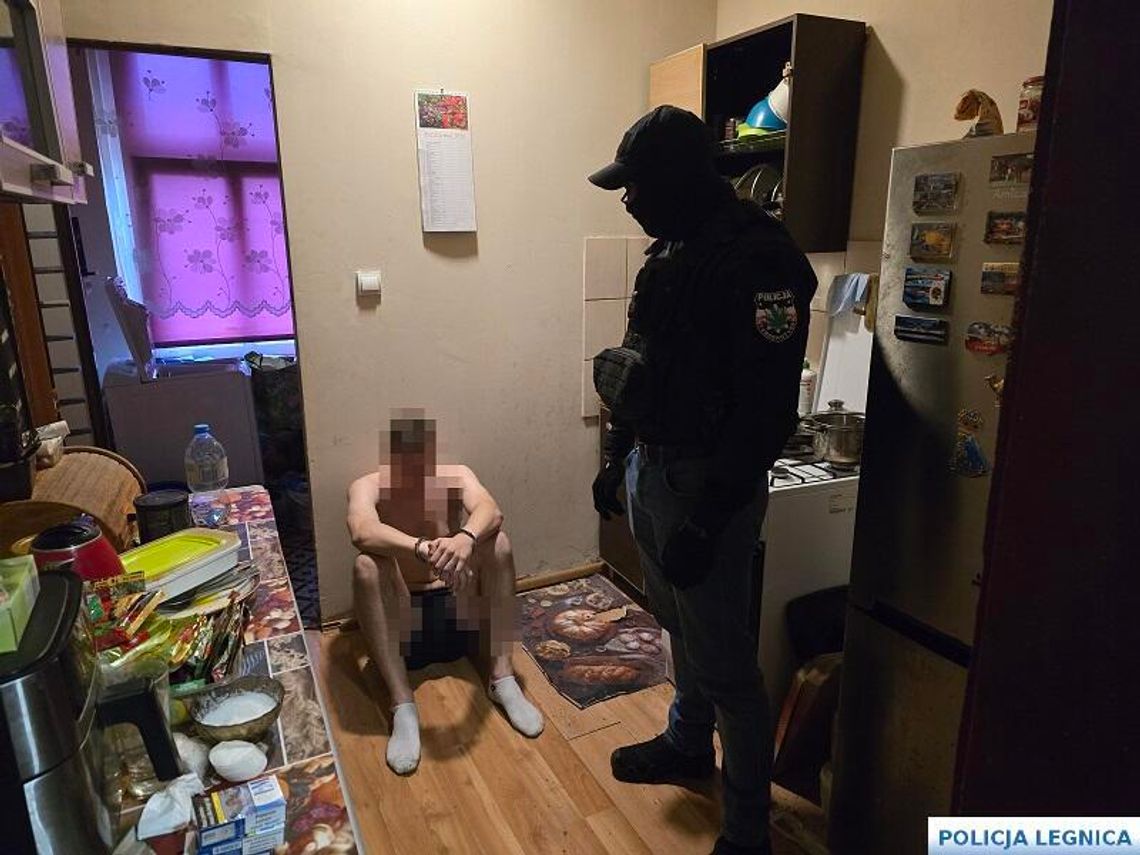 Policjanci weszli pod kilka adresów. Znaleźli narkotyki, broń i linię produkcyjną metamfetaminy Policjanci weszli pod kilka adresów. Znaleźli narkotyki, broń i linię produkcyjną metamfetaminy