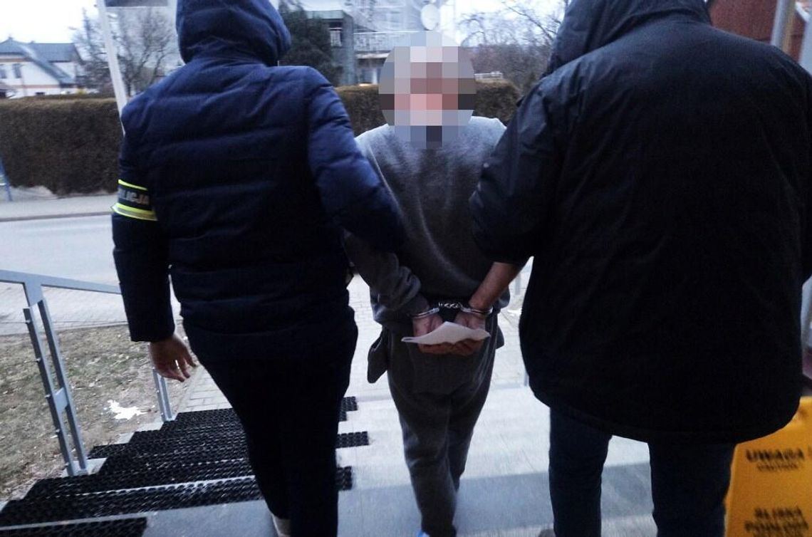 Policjanci wezwani do mężczyzny w kryzysie. Podczas interwencji rzucił się na nich z nożem